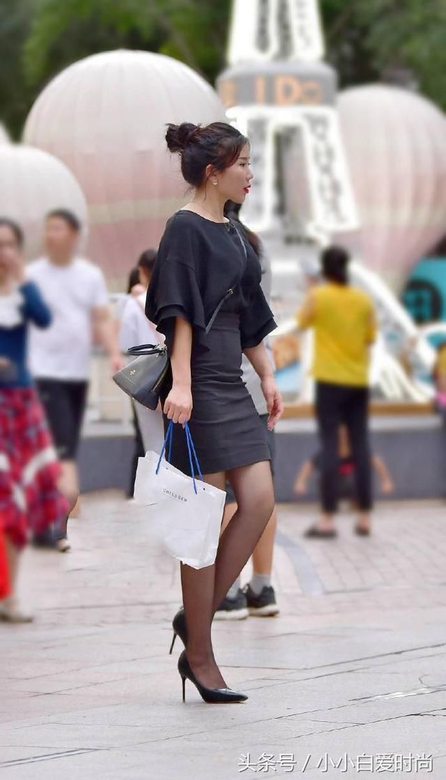 美女穿黑丝配灰裙，脚踩黑色高跟，“微胖”的身形很惹眼！