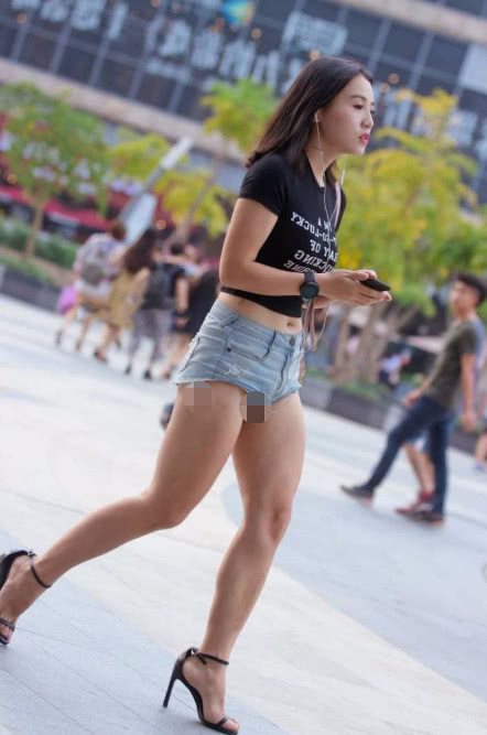 丰满的小姐姐穿着短裤搭配黑色短袖体恤，勾勒出迷人的臀部曲线