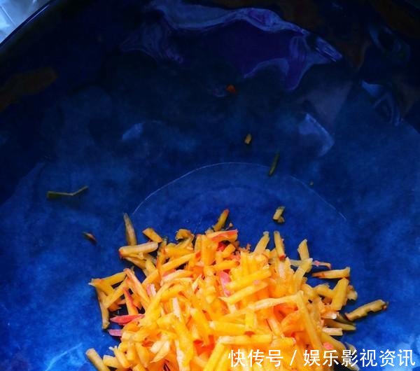  「营养」秋天就爱吃这样的南瓜饼，松软香甜，营养丰富，孩子很爱吃！