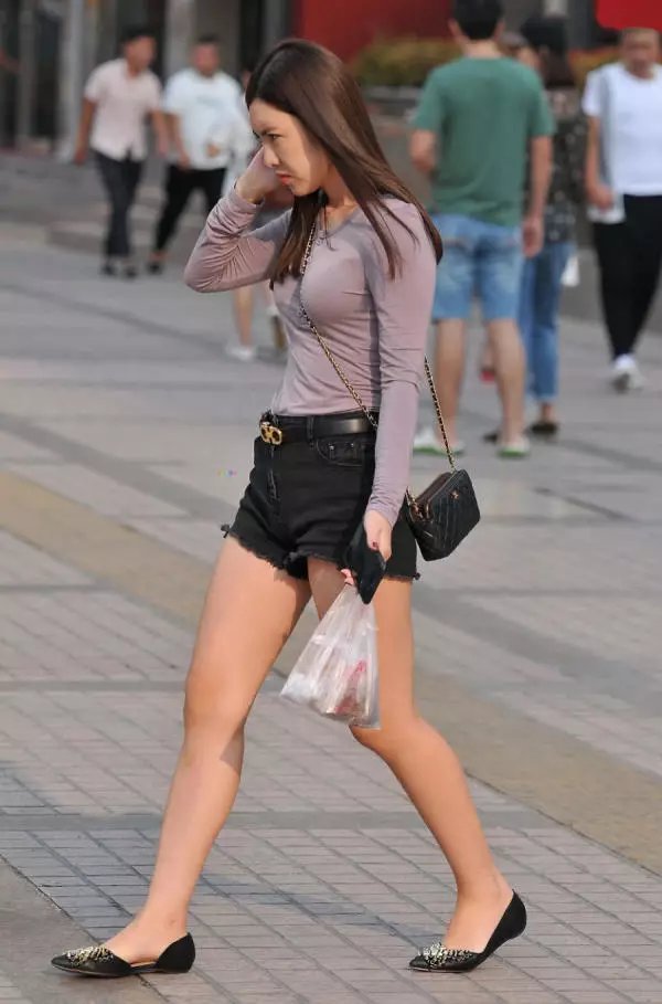 路人街拍：俏丽小姐姐完美S曲线，T恤穿出丰腴紧实的曲线，斜挎包