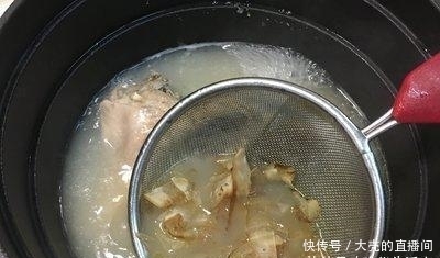 『海鲜』宅在家中吃美食:中式海鲜锅乌龙面+蒸芋头糕