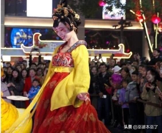 巧笑倩兮,美目盼兮。全网在求牵手的“大唐不倒翁女孩”终于火了