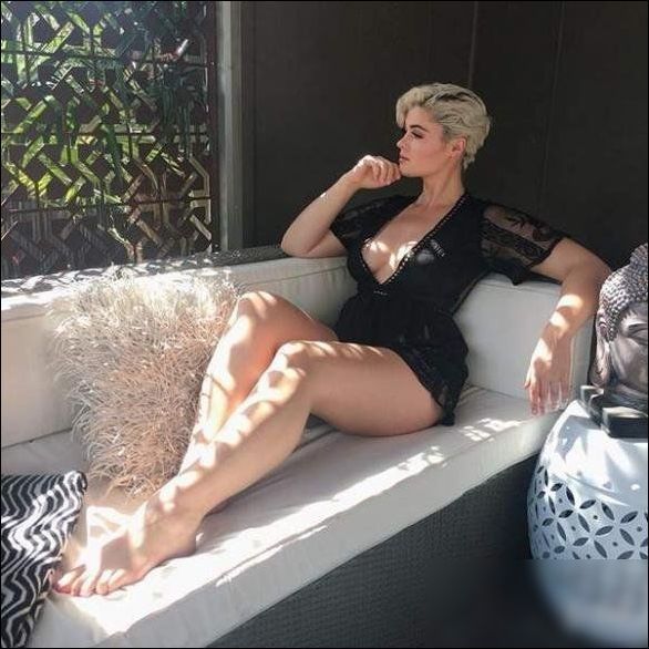 国外美女cos《守望先锋》查莉娅 "壮硕"身材太迷人