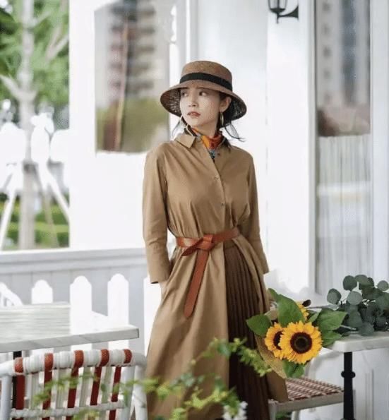 #博主#三木果然是“气质博主”,撞色连衣裙配牛仔外套,高级又时髦