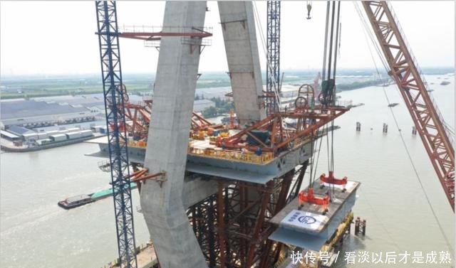  「明年」「最新」黄浦江上最新越江大桥吊装主梁！预计明年基本