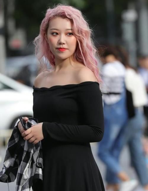  #小姐姐#街拍：一貌倾城的小姐姐，一条绿色的针织连衣裙，时尚优雅气质美