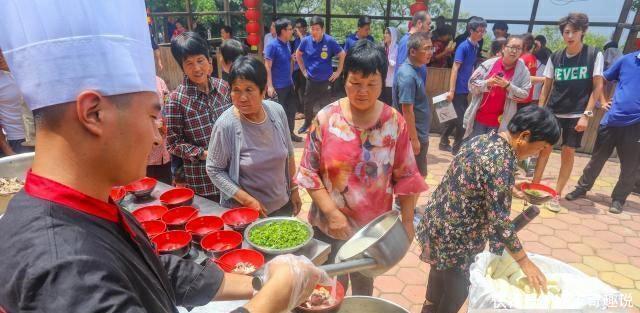 山东一5A景区怪景象,羊汤售价一元,游客坐在山洞里喝汤