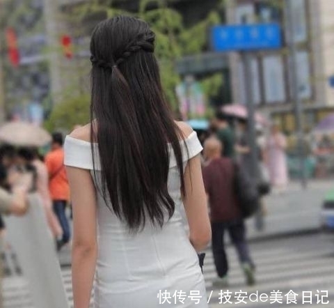 『美女』街拍:丹唇外朗的美女,一件浅色一字肩配牛仔热裤,青春活力气质