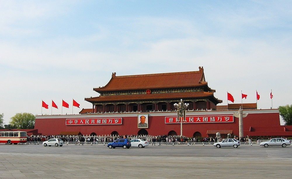 毛主席诞辰纪念日，到天安门城楼前瞻仰一下毛主席画像