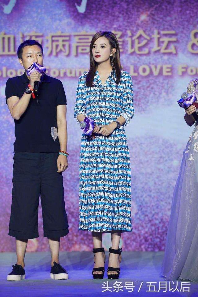 赵薇瘦了后美回颜值最巅峰，穿束腰裙现身活动秀小蛮腰，惹人羡慕