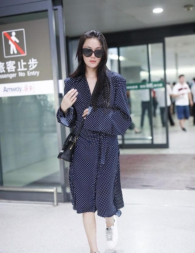 张馨予机场衣服邋遢，网友：你是出来唱戏的吗？