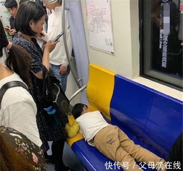 视若无睹■7岁小男孩乘地铁,1人“霸占”3个位置,家长却视若无睹