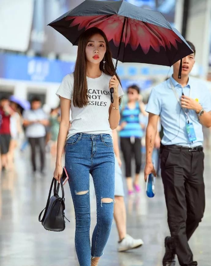  「气质」美女搭配高跟鞋, 让自己显得更加的美丽