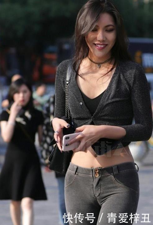 【时髦】街拍打底裤新颖出彩而且非常时髦,彰显出女神般的时尚活力