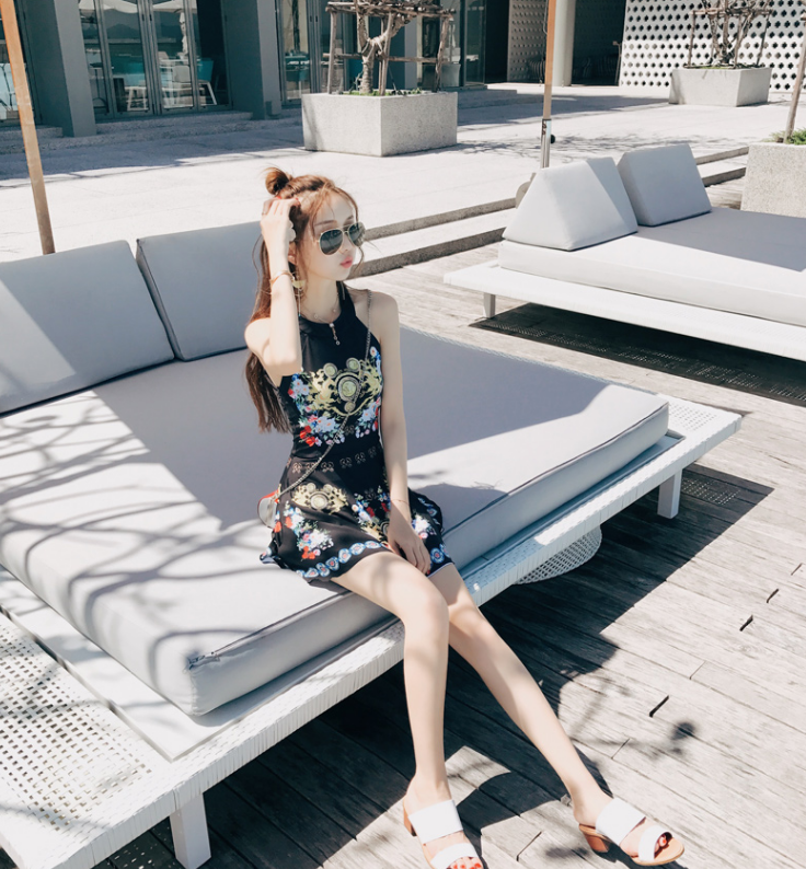 性感印花式比基尼小姐姐，与美丽的大海融为一体！