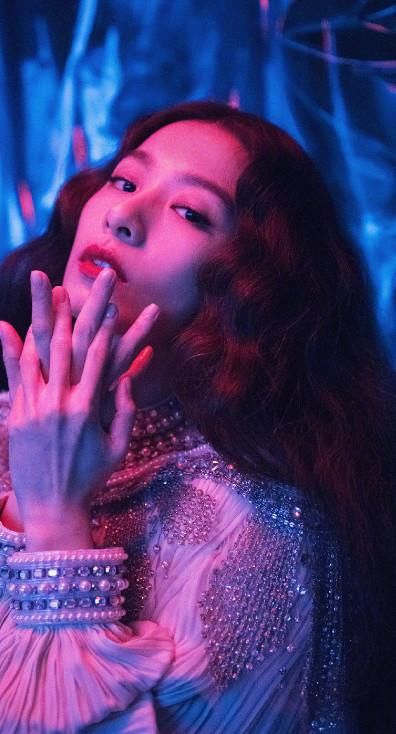 52岁的温碧霞撞脸35岁田馥甄,脸部紧绷似蜡像,网友:越老越作妖