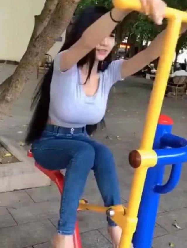 公园偶遇穿白色紧身衣的小姐姐，这么热的天就不要出来了