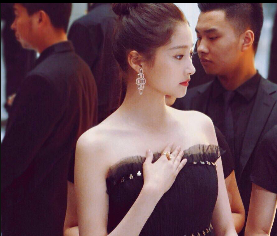 关晓彤现身某商业时尚活动 身材十分苗条一双筷子腿十分显眼