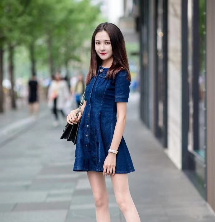  女人味|小姐姐搭配上西装加半裙了,19年流行的仙女打扮,很有女人味