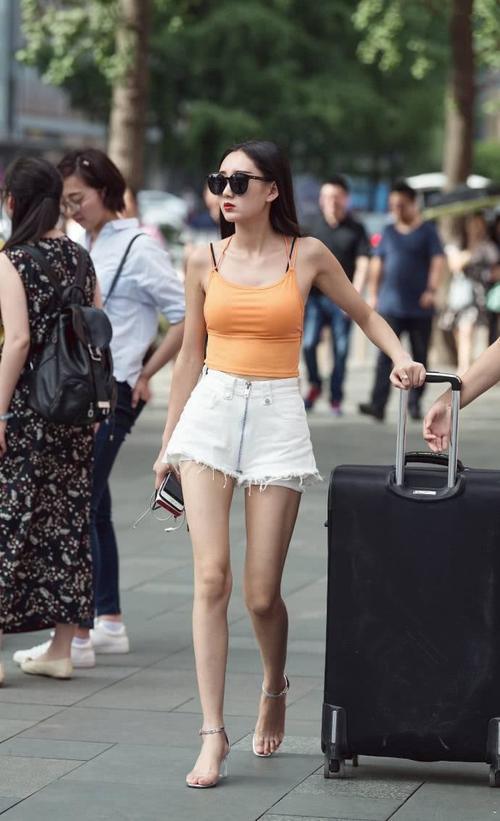 街拍:美女一身穿着休闲又时尚,让人眼前一亮。