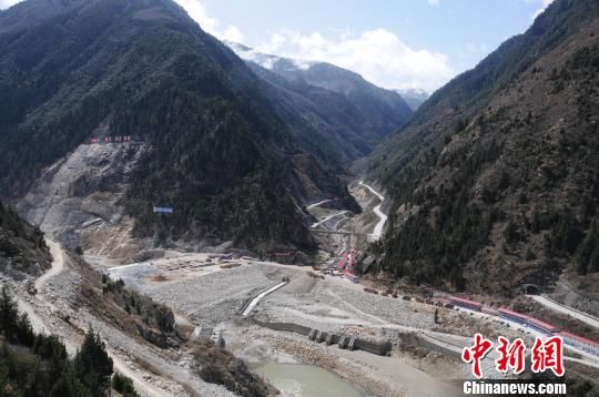 世界第一高坝双江口水电站首仓混凝土浇筑