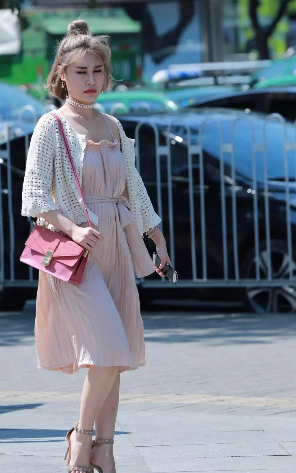 粉色吊带连衣裙搭配棕色高跟鞋,羞花闭月少女之心