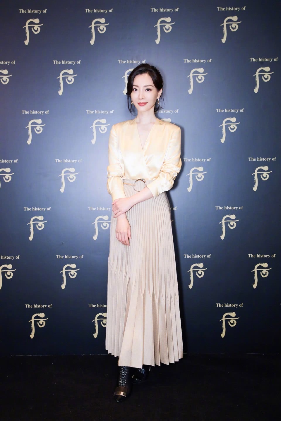 陈数的连衣裙，一半热情似火一半冷艳无情，这气质世间少有！