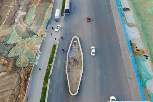  马路■中国最霸气钉子户，立在马路中央占了道路三分之一，就在