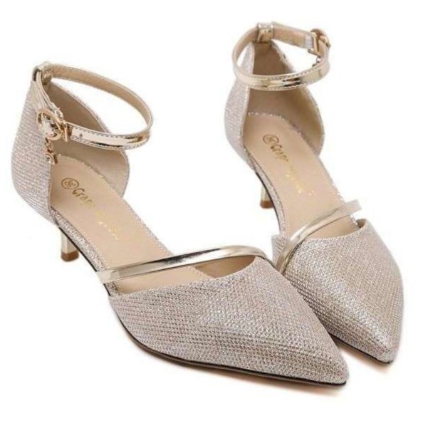 女人不穿高跟鞋,就没有女人味!这么白的腿,不穿真的可惜