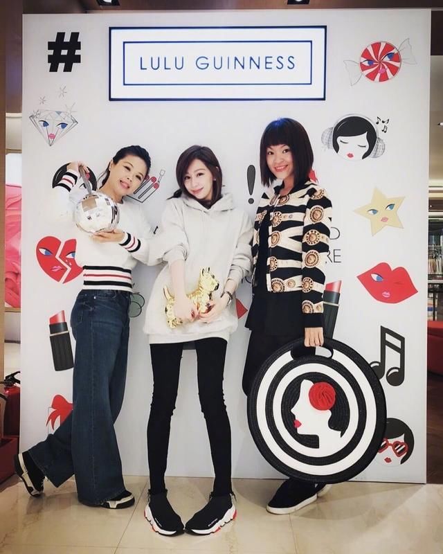 王心凌穿紧身裤的效果我呆了，暴露了真实腿型，网友：太弯了吧？