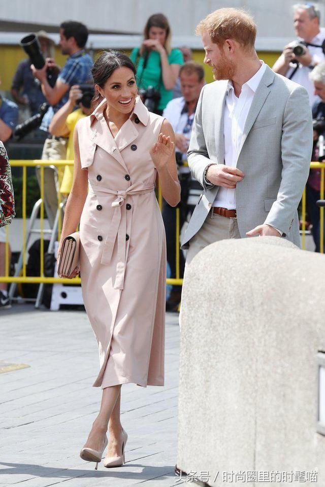 哈里王子与妻子现身伦敦！梅根穿脏粉连衣裙很时尚，但是很显黑！
