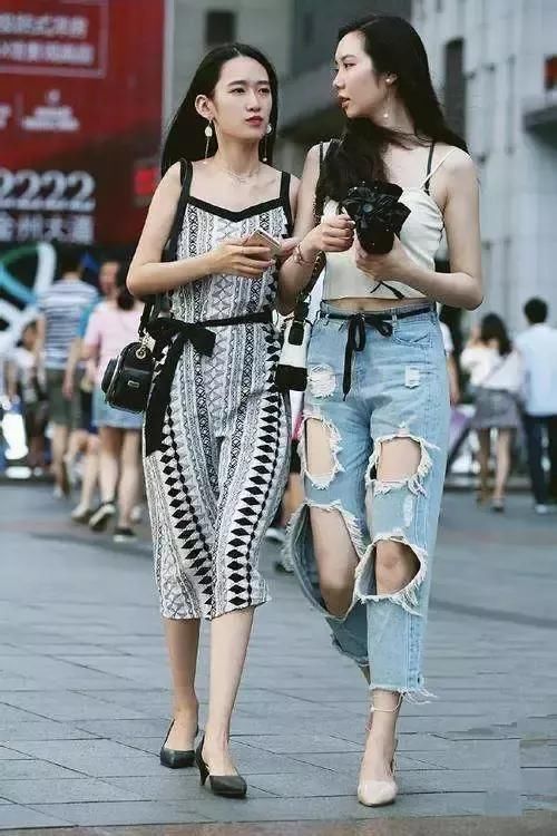 时尚街拍：街头的一些奇怪穿搭 网友：原谅我不懂时尚