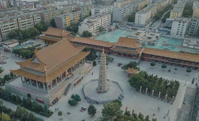 这座寺庙位于甘肃闹市，周围已翻新重建，唯有它1600年来屹立不倒