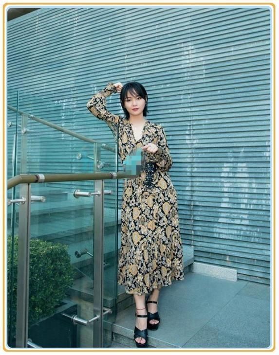 再别说周笔畅没女人味了！一袭印花裙惊艳全场，连杨幂都甘拜下风