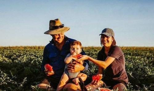 女子自驾游两个月没花一分钱,靠拍照片换食宿