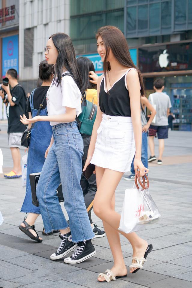 街拍 时尚美女穿搭 时尚又有气质 究竟是谁是女神范？