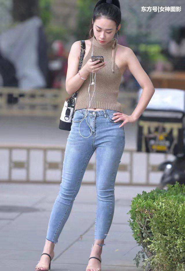 时尚街拍：穿紧身衣与牛仔裤的小姐姐，女人味十足！