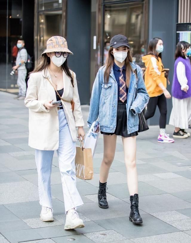  [特别]路人街拍，美女穿黑色深V吊带，轻盈修身，显得特别的高挑美丽