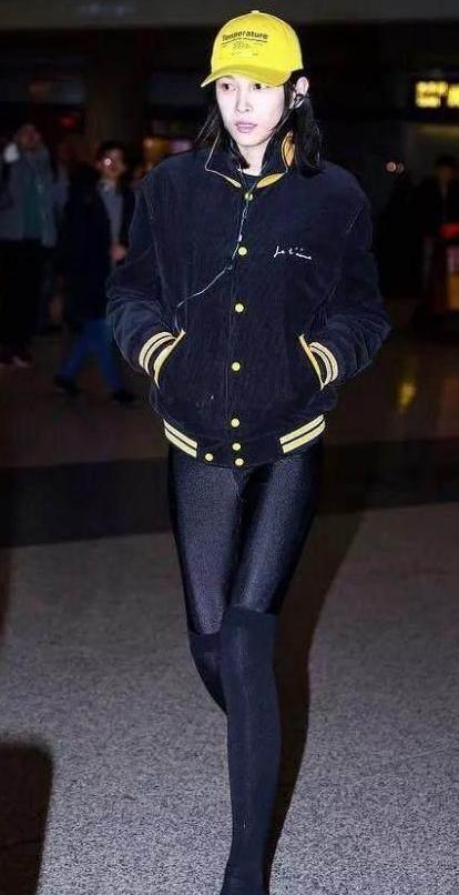 张蓝心是忘穿裤子了么? 整个腿型一览无余, 网友: 佩服成龙的眼光