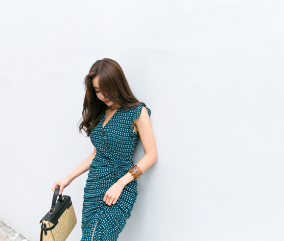 女神孙允珠，青花磨砂苔痕冰水晶玛瑙长裙