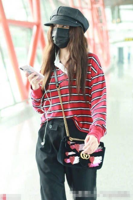 宋祖儿偷穿爸爸衣服？宽松肥大没腰身，松垮懒散还很热呀！