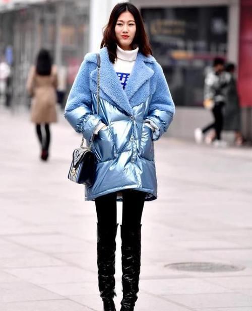 #清新#养眼女神街拍:天生丽质的小姐姐,一件白色上衣配百褶裙,时尚清新女神范