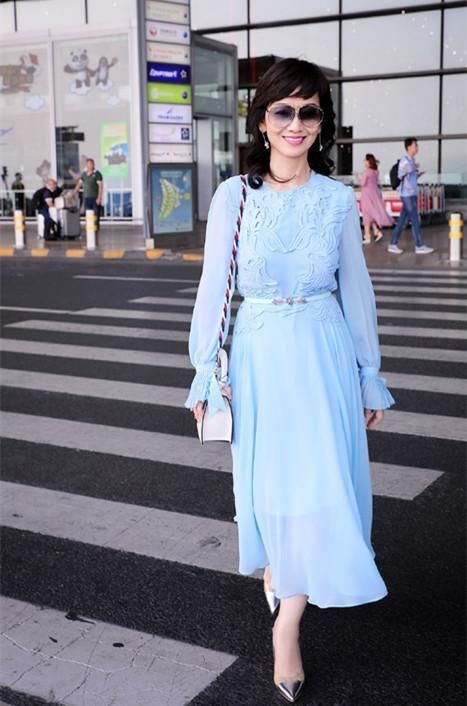 赵雅芝出门总穿着裙子，显得优雅动人，那不穿裙子是啥样呢？