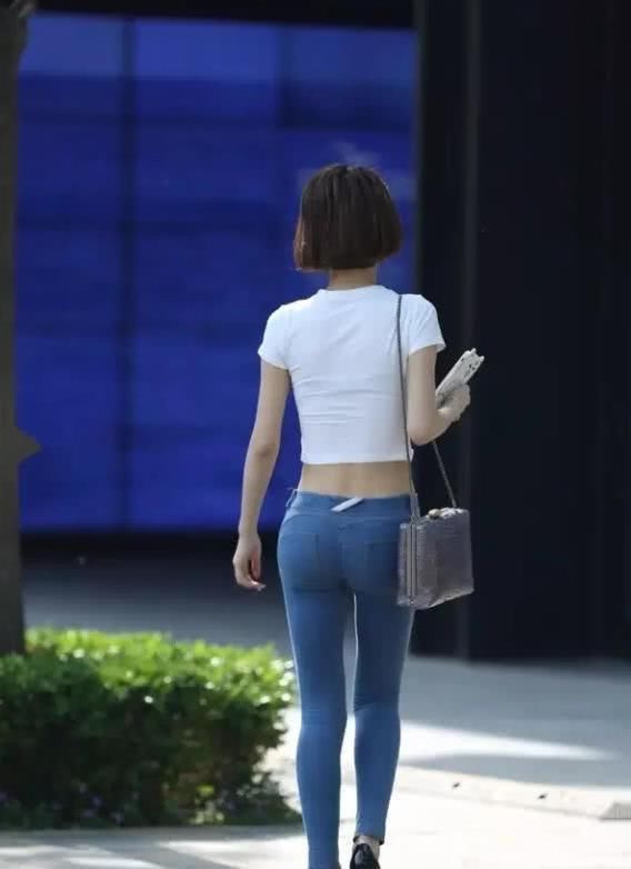 街拍气质小姐姐紧身牛仔勾勒出厚实的臀部，身后的大叔看呆了