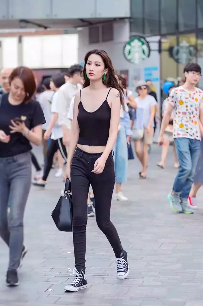 路人街拍，好看时尚迷人优雅的穿搭参考，让你美的娇艳无比