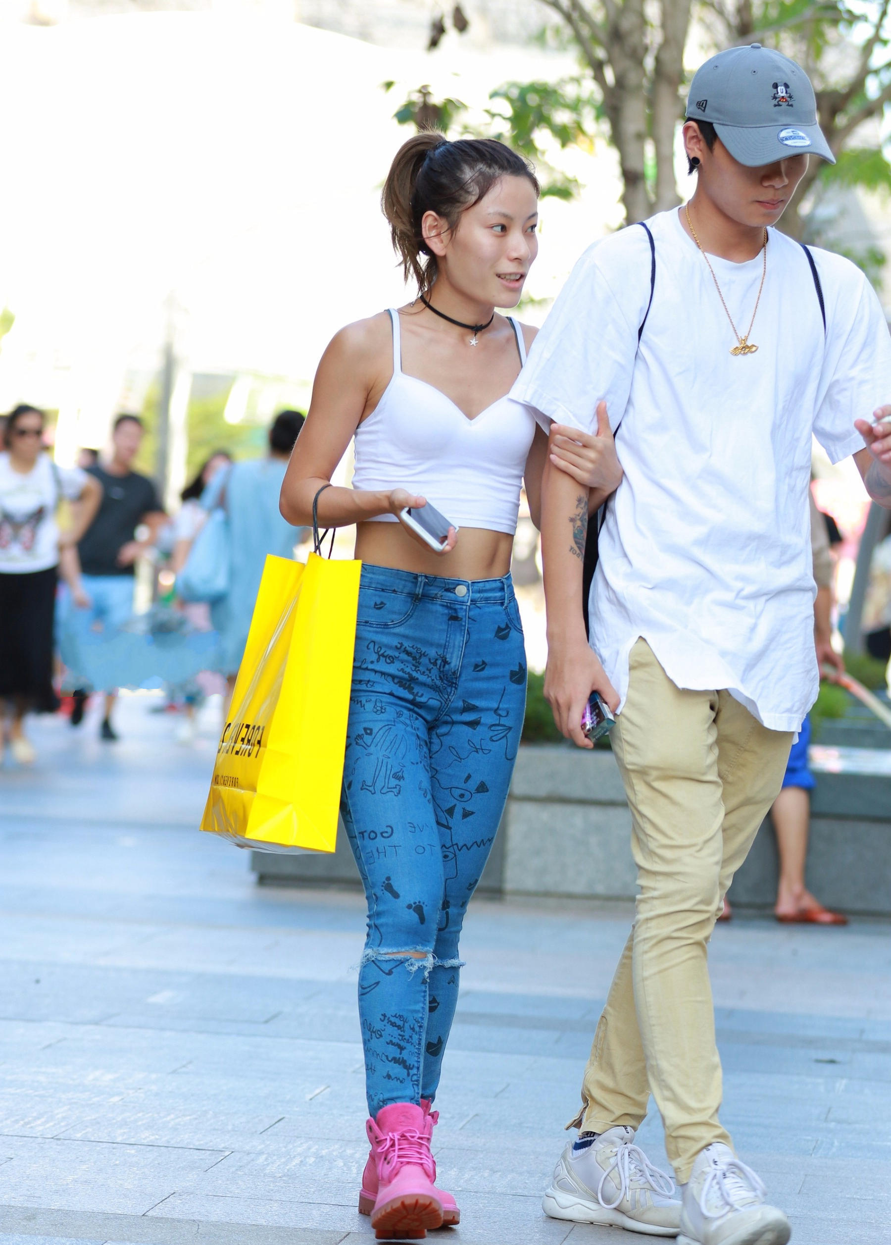 五彩斑斓的小姐姐紧身衣牛仔裤成为了街上的亮丽风景线，回头率是