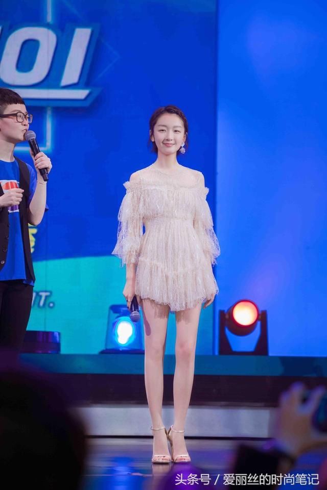 周冬雨为显腿长快将裙子拉到胸口了，穿15公分高跟鞋双腿都站不直