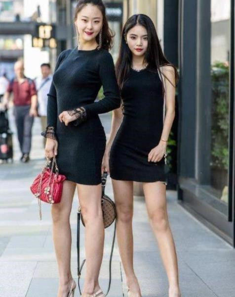 『气质』街拍:身穿黑色紧身背心的气质美女,飘逸长发,尽显成熟女人味