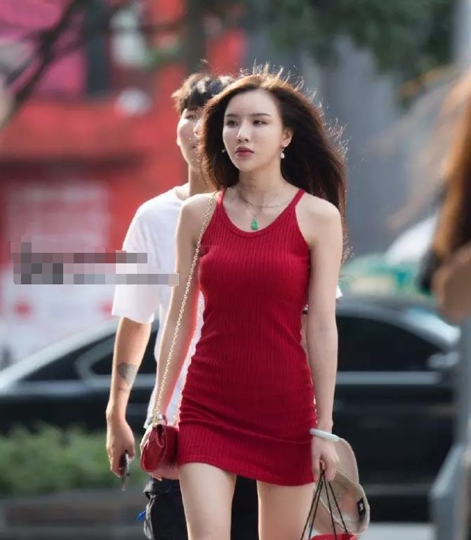 街拍:红色吊带连衣裙小姐姐，超魅力!