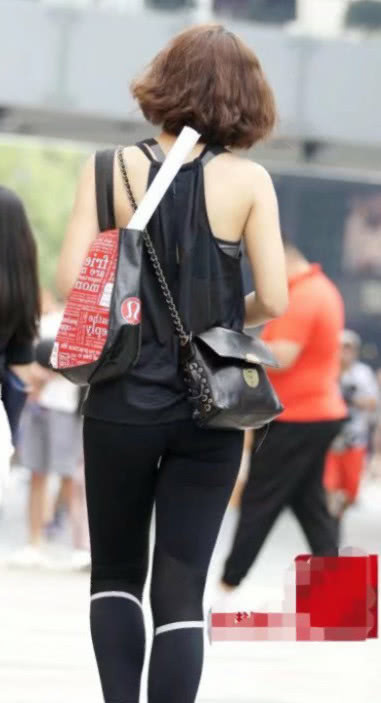 黑色紧身裤的翘臀美妇，穿着小透明的蕾丝上衣，散发着成熟的韵味